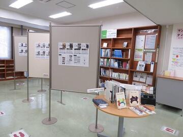 1 estatal de la exposición del panel en la biblioteca del sur