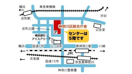 El habitante de Kanagawa-ku de una actividad de la sala apoya el mapa del guía del centro