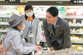 Inspeccioné «la compra lenta» en una tienda del soporte del ITO-Yokado Katsura de Sakae-ku