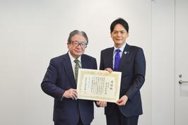 Presenté una carta de gracias a la Asociación Médica Yokohama-shi, toda la asociación del Hospital Yokohama-shi