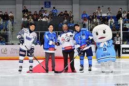 Miré un juego de un juego de hockey sobre hielo MAÍZ A MEDIO MOLAR de Yokohama