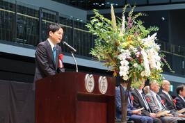 Es «un instituto de enseñanza secundaria el décimo aniversario de la ceremonia de la fundación atada al 70o aniversario de la fundación de Ciudad Yokohama Univ. al sur Escuela secundaria, Escuela secundaria del sur»;