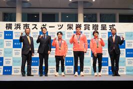 Presenté «el premio de honor de deportes de Yokohama-shi» a tres jugadores relacionados con Yokohama que una medalla se ganó en las Olimpiadas Parisienses