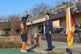 Dije hola en la ceremonia de apertura «del 50o fútbol de Yokohama encuentran la taza del alcalde»