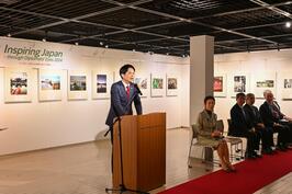 Asistí en la ceremonia del principio de los «ojos a 2024 de Japón - embajadores» exposición de la foto