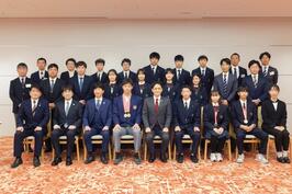 Le encontré con estudiantes altos menores de Yokohama que ganó el campeonato en «una educación física del instituto de enseñanza secundaria nacional se encuentran»